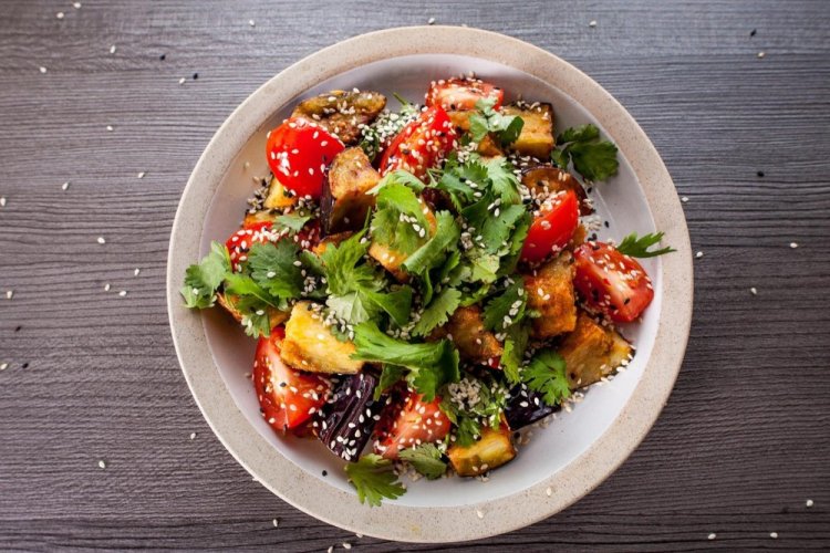 Теплый салат с баклажанами и помидорами: 15 оригинальных рецептов