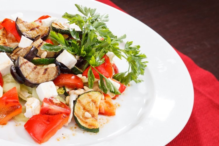 Теплый салат с баклажанами и помидорами: 15 оригинальных рецептов