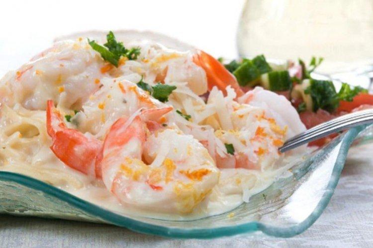 Салаты с красной рыбой и креветками - 15 простых и вкусных рецептов