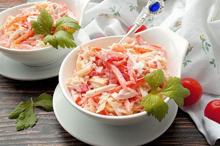 Салат с крабовыми палочками и помидорами - 15 вкусных рецептов