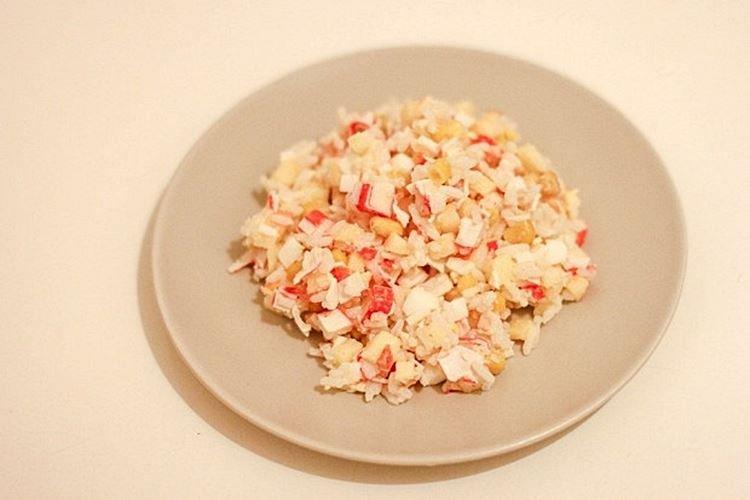Салат с крабовыми палочками и рисом - 15 вкусных рецептов