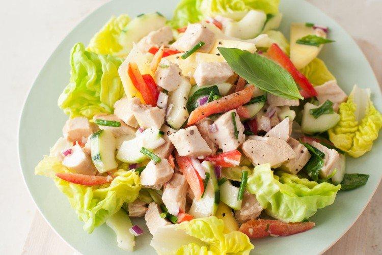 Салат с копченой курицей: 10 вкусных рецептов приготовления